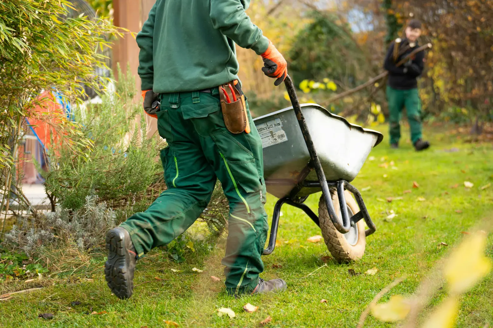 Professionelle Gartenarbeit mit Schubkarre