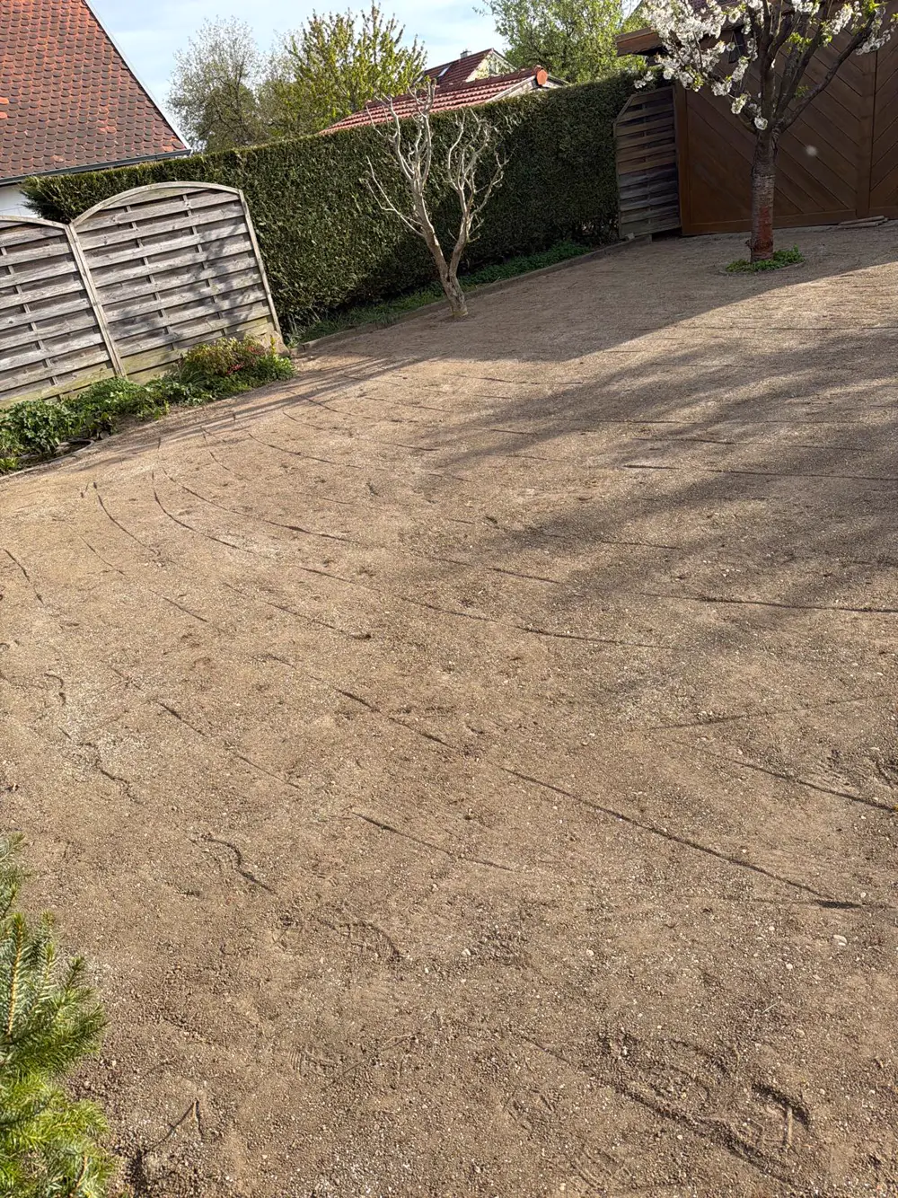 Vorbereiteter Boden vor der Rasenanlage in einem Privatgarten